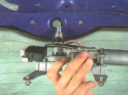 Замена моторедуктора стеклоочистителя окна двери задка Авео Шевролет