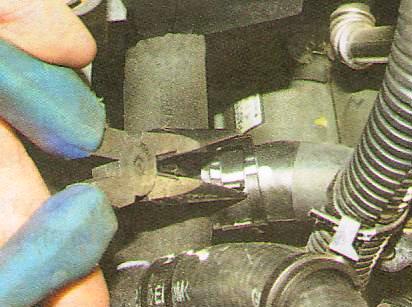 сожмите усики хомута шланга отопителя