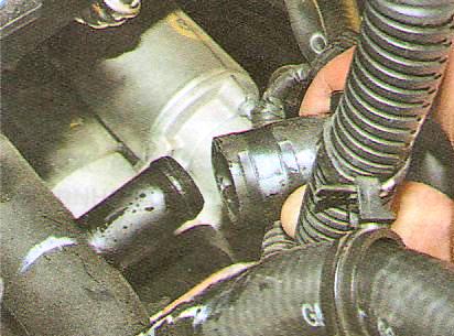 отсоедините шланг от трубы.