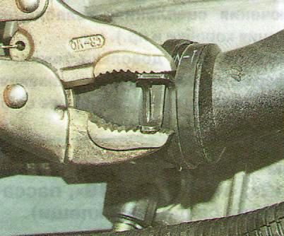 Сожмите усики шланга радиатора