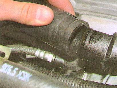 отсоедините от трубы шланг от трубы.