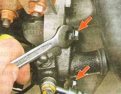 Выверните два болта крепления рабочего цилиндра сцепления