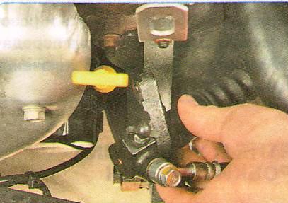 отведите цилиндр в сторону