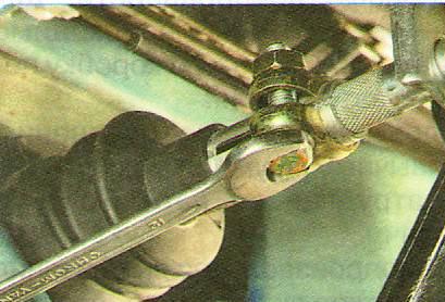 пометьте краской взаимное расположение тяги и наконечника рычага 