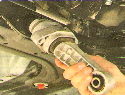 Снимите подушку задней опоры подвески 