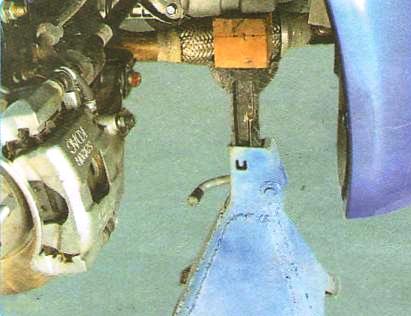 Установите опоры под масляный картер 