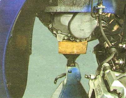 установите опору под коробку передач