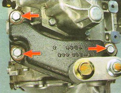 Вверните три болта крепления кронштейна 