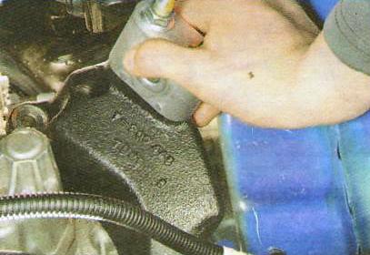 снимите кронштейн.