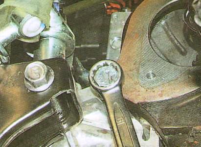 Выверните болт крепления картера коробки передач к блоку цилиндров