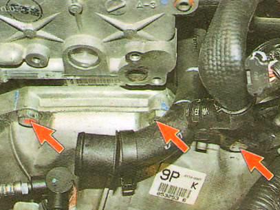 три болта вверху картера коробки передач