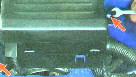 Выверните два болта крепления монтажного блока предохранителей и реле...