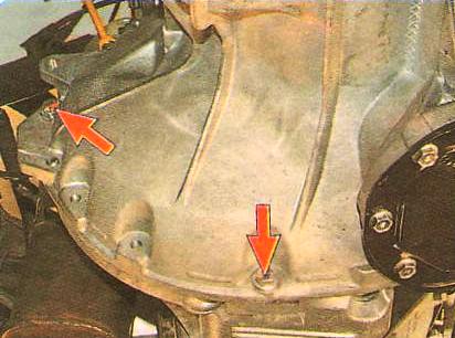 два болта снизу картера...