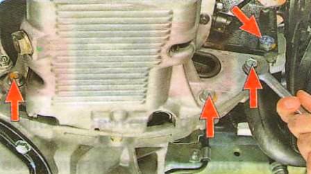 болт, расположенный возле масляного фильтра, и три болта 