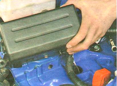 отведите блок в сторону, не отсоединяя от него жгут проводов.