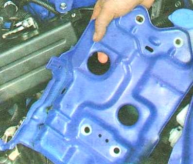 Снимите полку крепления аккумуляторной батареи.