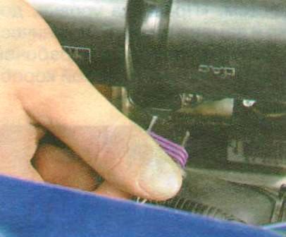 Отсоедините колодку жгута проводов от катушки зажигания