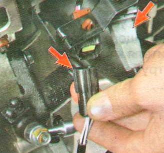 Отсоедините провода от датчиков 