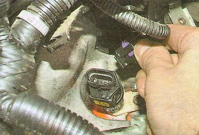 Отсоедините колодки проводов от датчика скорости