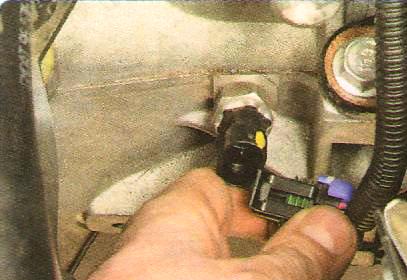 и от выключателя света заднего хода