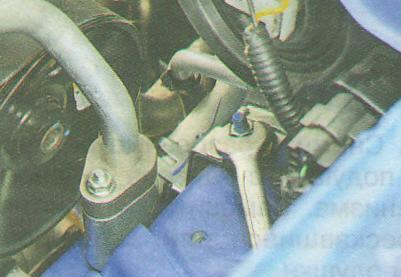 Отверните гайку кронштейна крепления трубопровода 