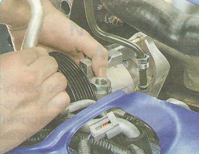 Отведите в сторону трубопровод системы кондиционирования