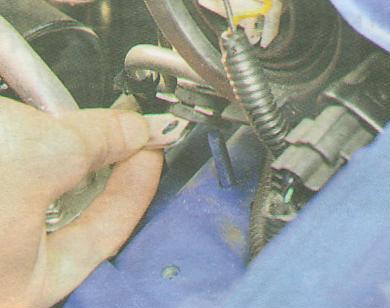 снимите кронштейн со шпильки.