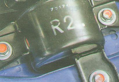 Выверните три болта крепления подушки правой опоры 