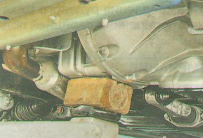 приподнимите правую часть силового агрегата 