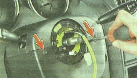 Выверните два верхних винта