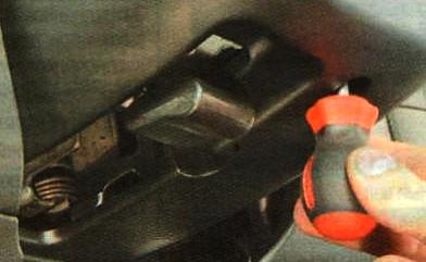 Выверните три нижних винта крепления половин кожуха рулевой колонки