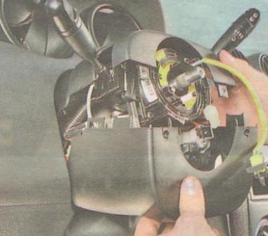 Снимите верхнюю и нижнюю половины кожуха рулевой колонки.