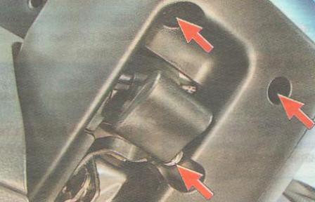 Так расположены нижние винты крепления кожуха рулевой колонки.