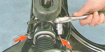 Отверните по две гайки двух хомутов 