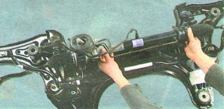 снимите рулевой механизм.