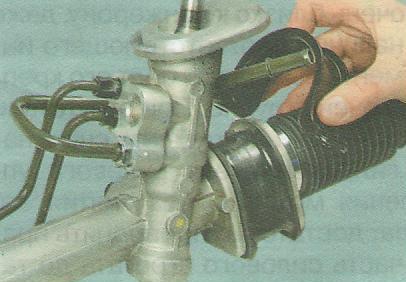 снимите оба хомута крепления рулевого механизма