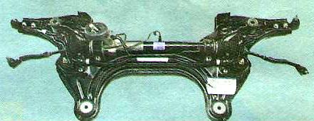 Снимите поперечину передней подвески 