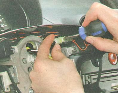 Отжимаем фиксатор отверткой