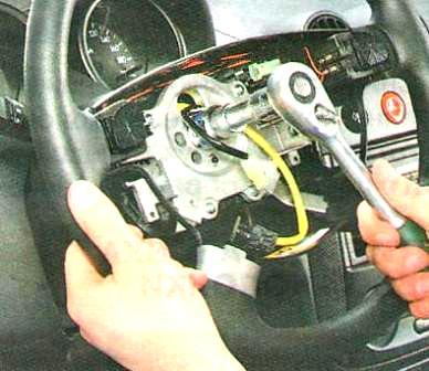 Ослабляем гайку крепления руля