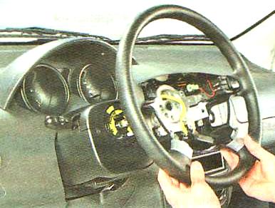 Резкими ударами сбиваем колесо со шлицев