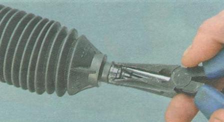 Ослабьте наружный хомут крепления чехла 