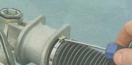 Подденьте отверткой замок внутреннего хомута чехла тяги