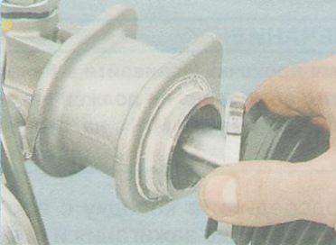 снимите чехол и хомут 