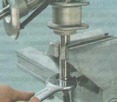 отверните внутренний шаровой шарнир 