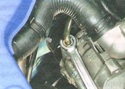 Отверните гайку крепления напорного трубопровода 