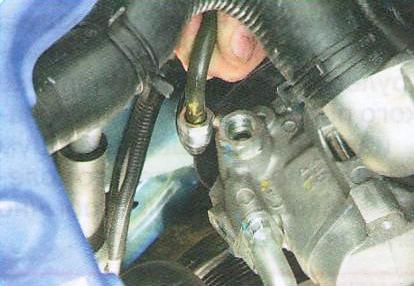 отсоедините напорный трубопровод от насоса.