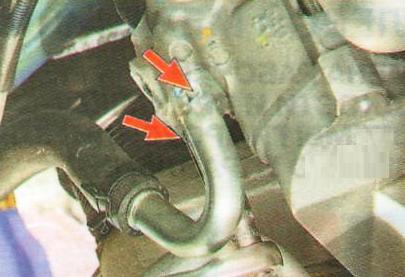 Выверните два болта крепления штуцера 