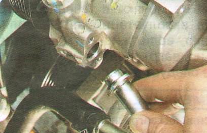 отсоедините трубопровод от насоса.