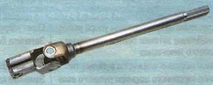 деформация или повреждение промежуточного вала, люфт в карданном шарнире