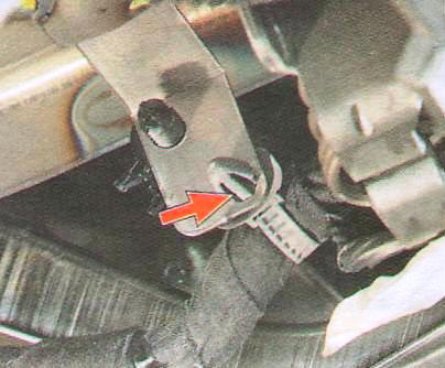 Отсоедините держатель крепления жгута 